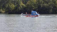 Boot mit montiertem Wasserwerfer auf der Donau fahrend