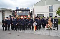 Gruppenfoto der Feuerwehren Tegernheim und Donaustauf mit der Landkreisf&uuml;hrung, Vertretern der Herstellerfirma und Gemeindevertretern