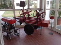 Ausstellung eines alten Schlauchwagens und einer alten Tragkraftspritze im Eingangsbereich des Ger&auml;tehauses