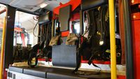 Einblick in den Mannschaftsraum des LF 16 mit eingebauten Atemschutzger&auml;ten